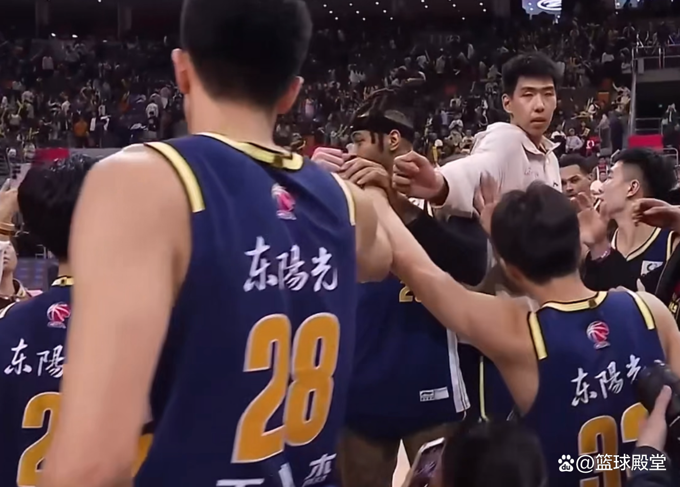 广东队成为本场最大亮点，CBA季后赛瞬间破防，救主