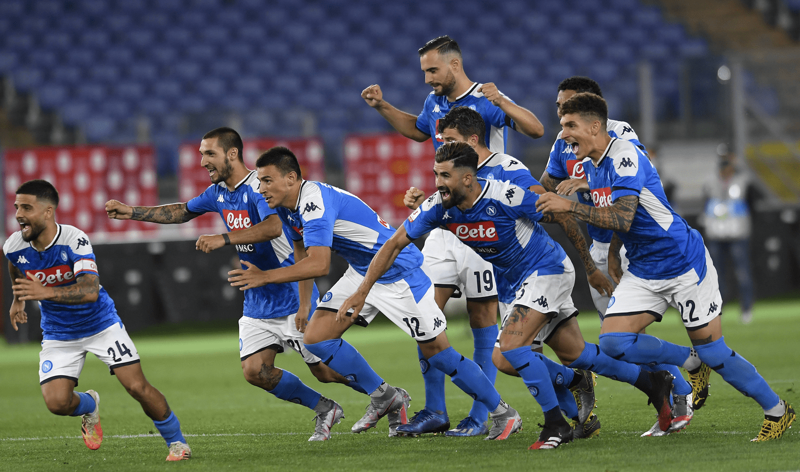 关于那不勒斯俱乐部与体育装备品牌合作的信息 关于那不勒斯俱乐部与体育装备品牌合作的信息