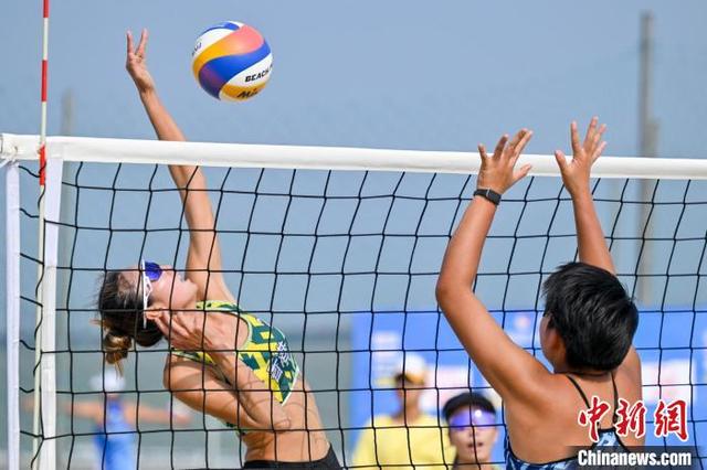 秘鲁选手在沙滩排球比赛中夺冠 秘鲁选手在沙滩排球比赛中夺冠