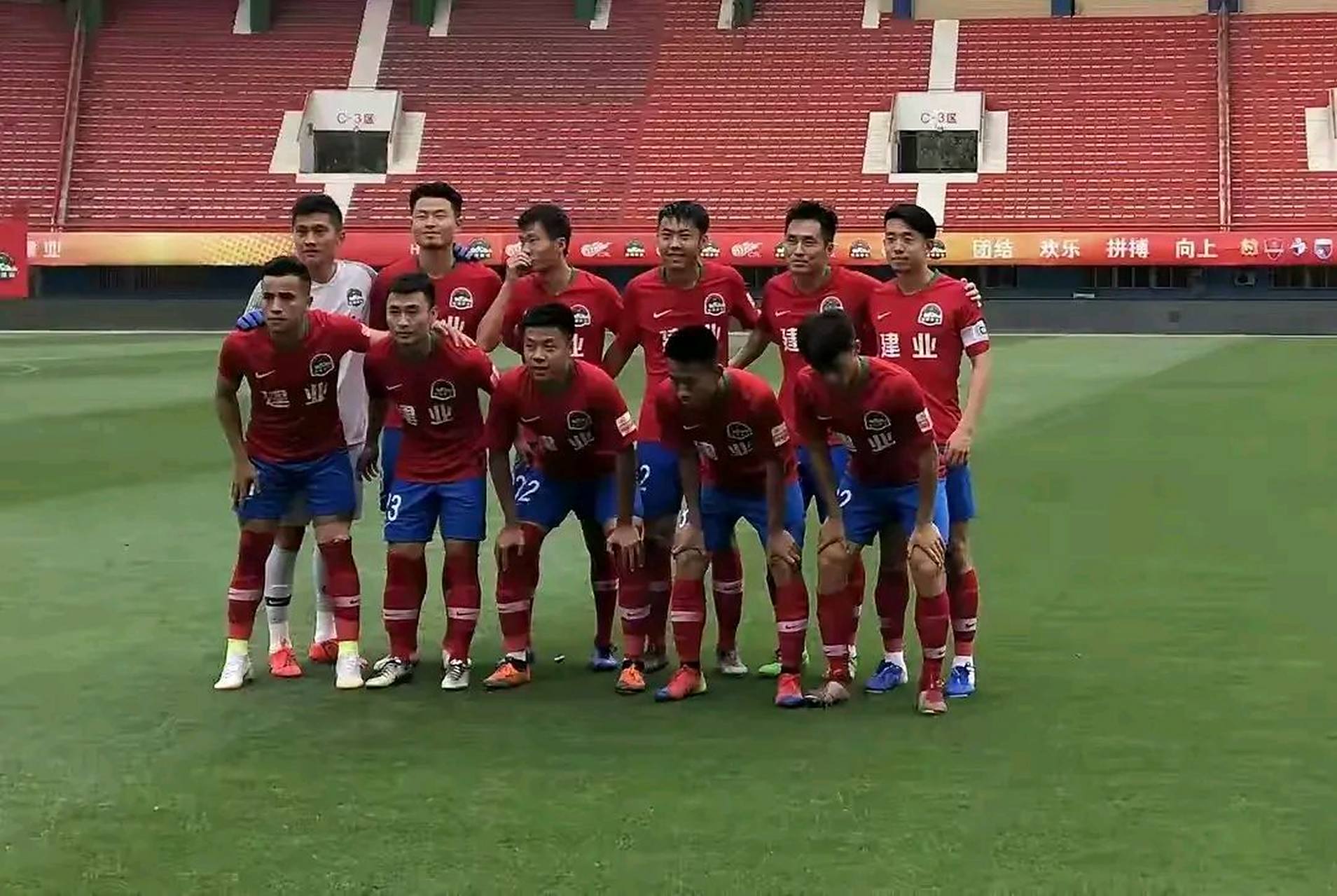 爱游戏体育地址-吉林白鸽队球员为了球队荣誉全力拼搏的简单介绍