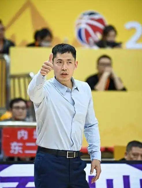 爱游戏中国官网-比赛后球员换人意见频出，主教练或难抉择