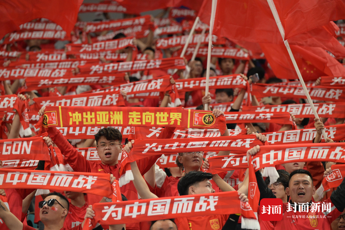 爱游戏体育下载-比赛现场气氛热烈，球迷加油声不断