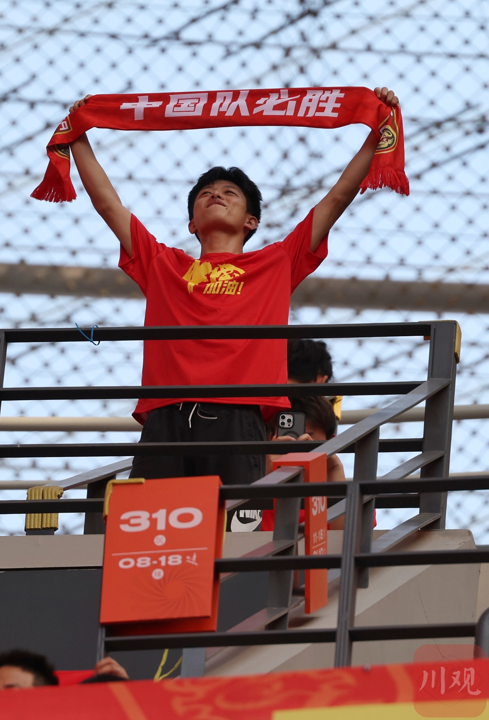 比赛现场气氛热烈,球迷加油声不断 比赛现场气氛热烈,球迷加油声不断