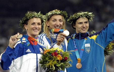 爱游戏在线登录-俄罗斯田径选手力克对手，登上领奖台