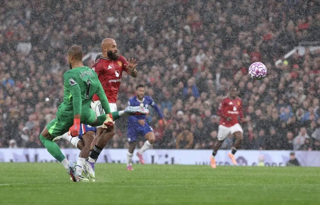 曼联逆袭巴黎:惊险的胜利令人热血沸腾 曼联逆袭巴黎:惊险的胜利令人热血沸腾